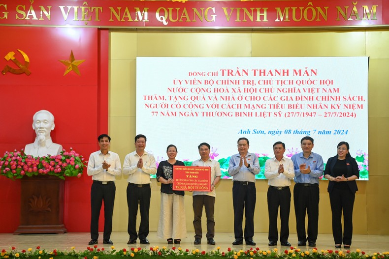 Chủ tịch Quốc hội Trần Thanh Mẫn chứng kiến trao tặng kinh phí xây dựng 20 căn nhà ở cho các gia đình chính sách huyện Anh Sơn.