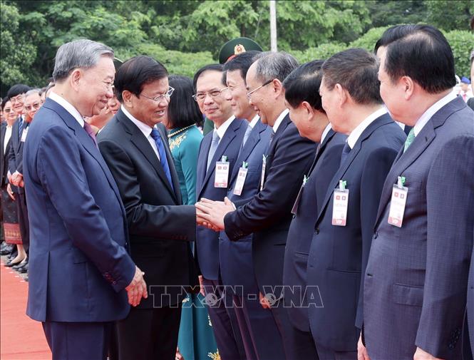 Chủ tịch nước Tô Lâm giới thiệu với Tổng Bí thư, Chủ tịch nước Lào Thongloun Sisoulith các thành viên Đoàn Việt Nam - Ảnh: TTXVN