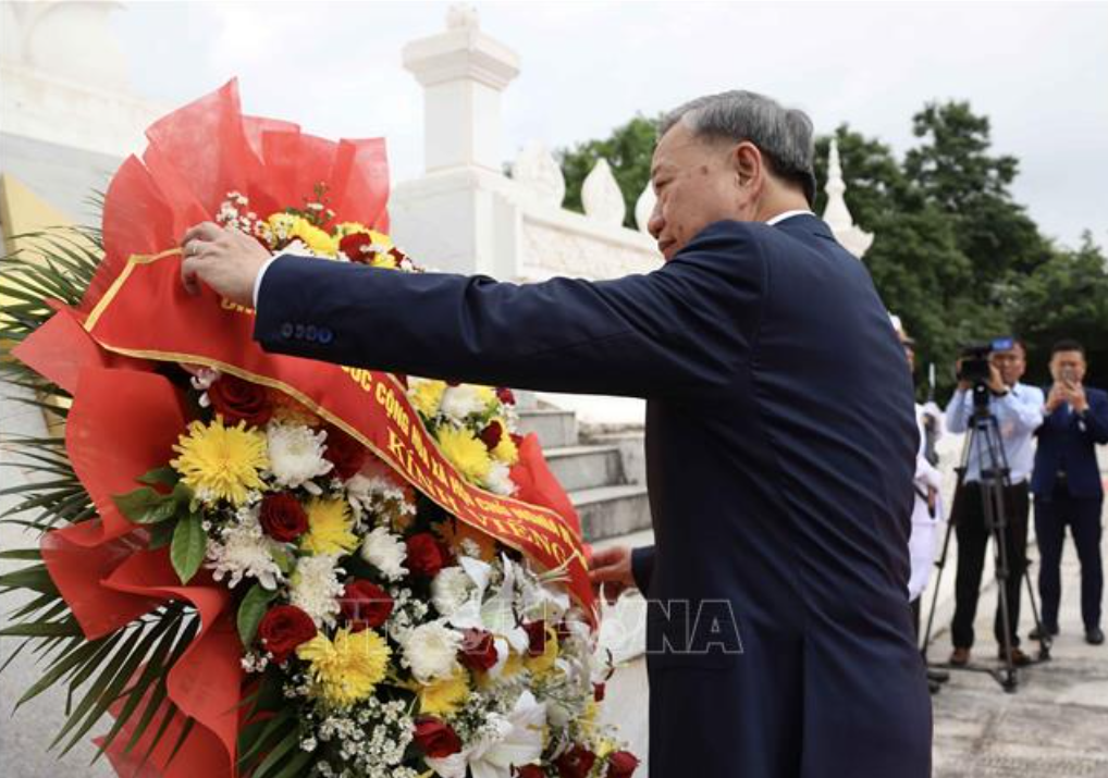 Chủ tịch nước Tô Lâm đặt vòng hoa tại Đài tưởng niệm các liệt sĩ vô danh ở Thủ đô Vientiane - Ảnh: TTXVN