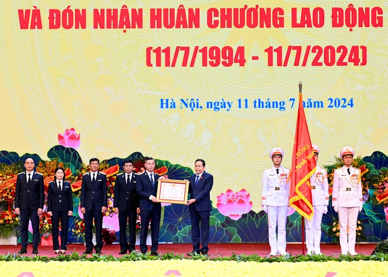 Chủ tịch Quốc hội Trần Thanh Mẫn trao Huân chương Lao động hạng Nhất cho Kiểm toán Nhà nước. (Ảnh: DUY LINH)