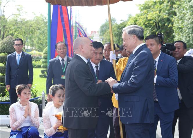 Quốc vương Norodom Sihamoni đón Chủ tịch nước Tô Lâm - Ảnh: TTXVN