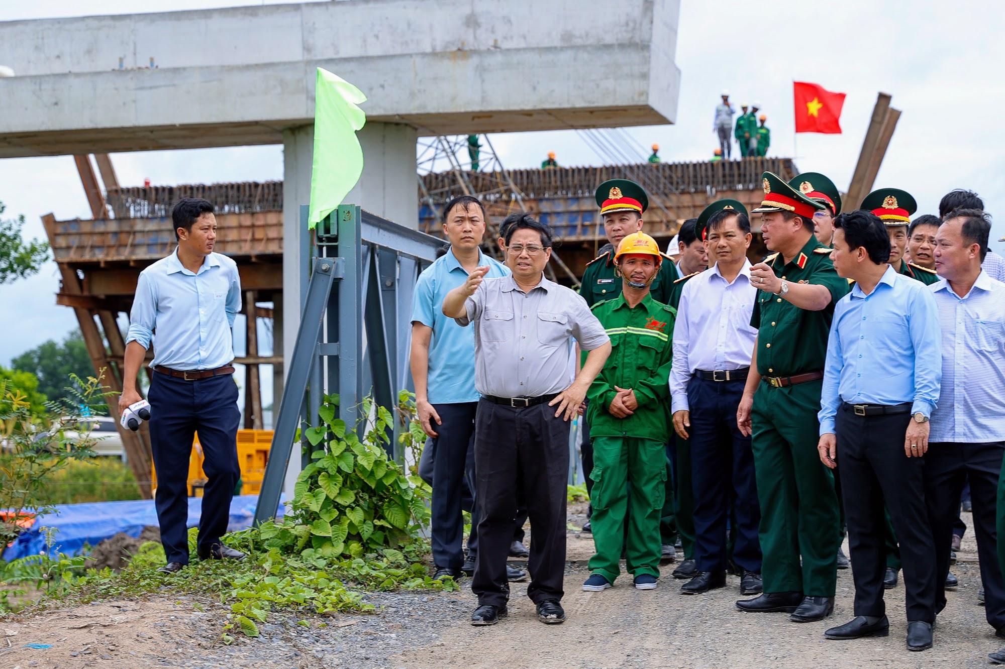 Thủ tướng lưu ý các nhà thầu lớn cần hợp tác các nhà thầu địa phương để huy động nhân lực tại chỗ, phương tiện, vật tư tại chỗ, hậu cần tại chỗ và hỗ trợ, tạo điều kiện cho các nhà thầu địa phương cùng trưởng thành, cùng phát triển, đủ năng lực đảm nhận các công trình khác - Ảnh: VGP/Nhật Bắc