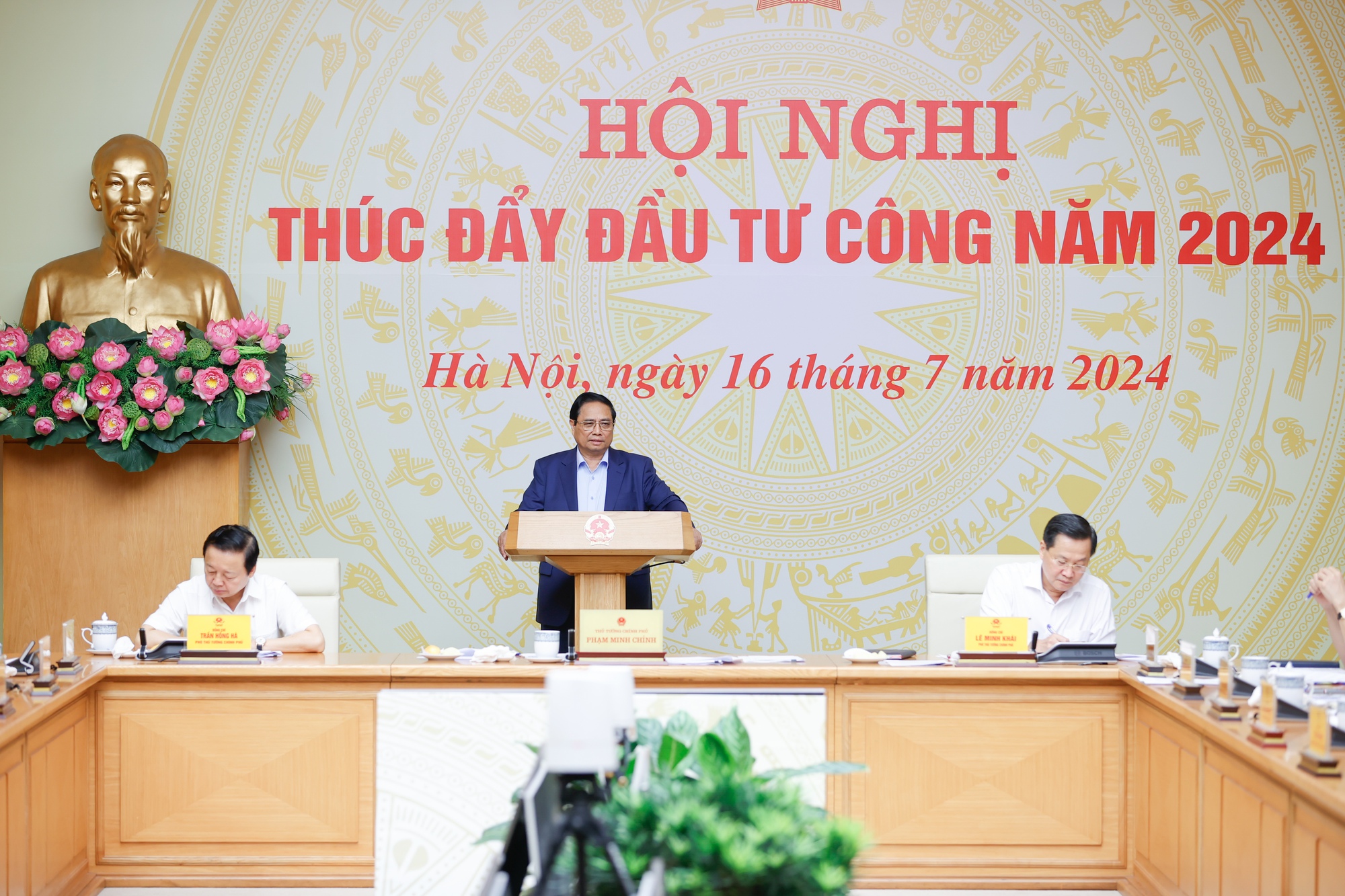 Thủ tướng nhấn mạnh tinh thần ""5 quyết tâm" và "5 bảo đảm" để thúc đẩy giải ngân, sử dụng hiệu quả nhất nguồn vốn gần 670 nghìn tỷ đồng - Ảnh: VGP/Nhật Bắc