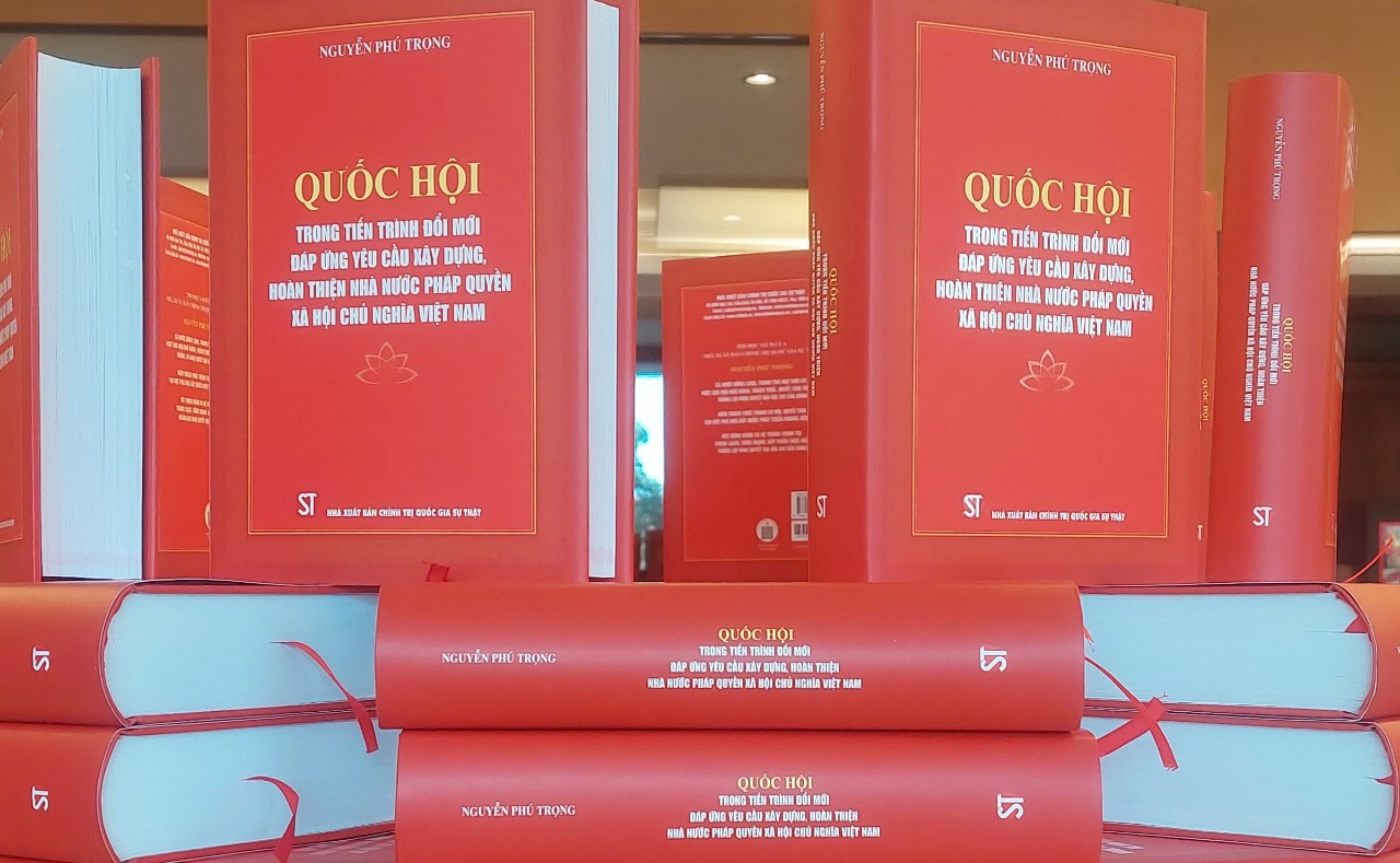 Cuốn sách ""Quốc hội trong tiến trình đổi mới đáp ứng yêu cầu xây dựng, hoàn thiện Nhà nước pháp quyền xã hội chủ nghĩa Việt Nam" của Tổng Bí thư Nguyễn Phú Trọng - Ảnh: VGP/Nguyễn Hoàng