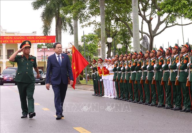 Chủ tịch Quốc hội Trần Thanh Mẫn duyệt đội danh dự - Ảnh: TTXVN