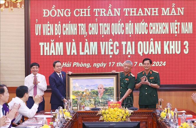 Chủ tịch Quốc hội Trần Thanh Mẫn tặng quà lưu niệm Bộ Tư lệnh Quân khu 3 - Ảnh: TTXVN