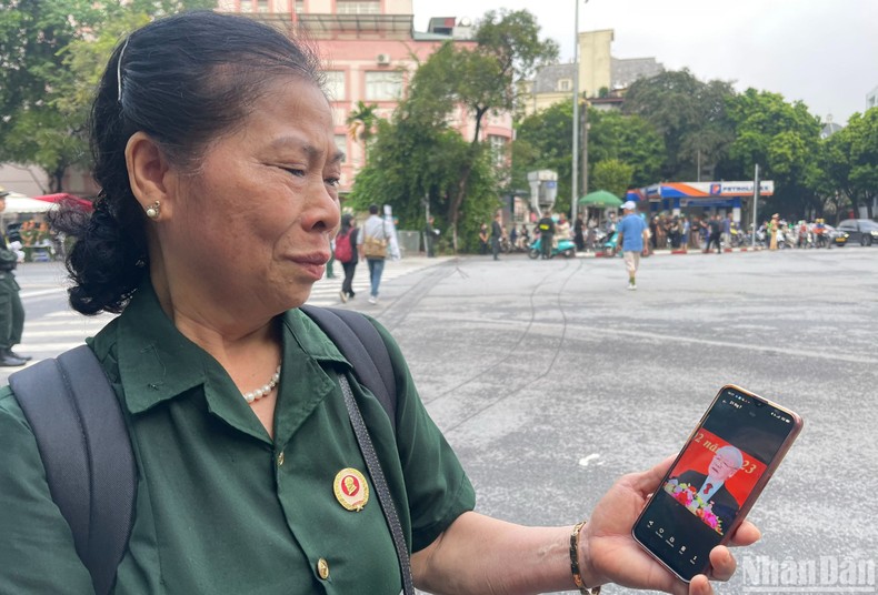 Bà Đoàn Thị Ngọc Lan (65 tuổi, hội viên Hội cựu chiến binh thôn Võng Xuyên, huyện Phúc Thọ, Hà Nội) rưng rưng nghẹn ngào.