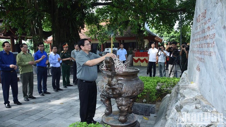 Thủ tướng Phạm Minh Chính dâng hương trước Nhà tưởng niệm Bác Hồ và các Anh hùng liệt sĩ trong Khu Di tích quốc gia 27/7.