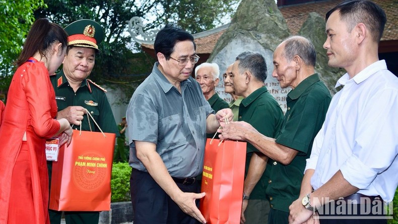 Thủ tướng Phạm Minh Chính tặng quà các thương binh, gia đình chính sách tiêu biểu ở huyện Đại Từ, tỉnh Thái Nguyên.