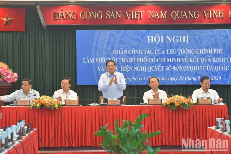 Thủ tướng Phạm Minh Chính và các đồng chí lãnh đạo chủ trì Hội nghị (Ảnh: THANH GIANG).