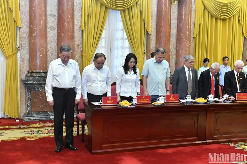 Tổng Bí thư, Chủ tịch nước Tô Lâm với các đại biểu dành một phút mặc niệm tưởng nhớ Tổng Bí thư Nguyễn Phú Trọng.