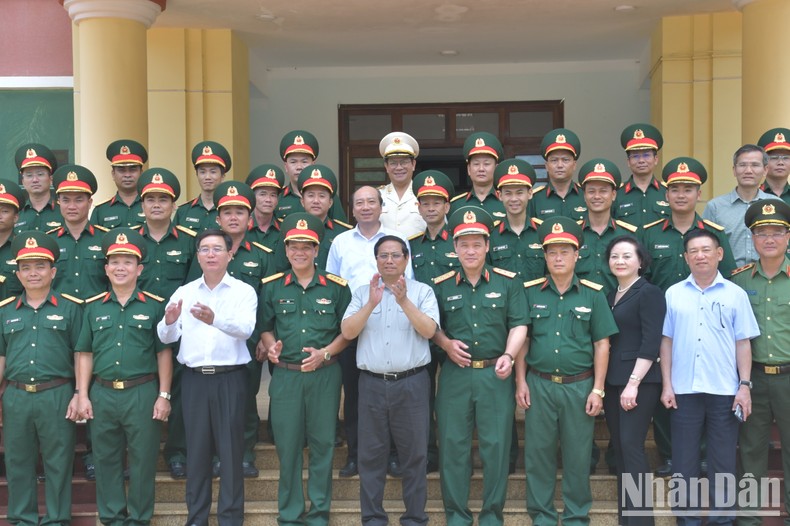 Thủ tướng Phạm Minh Chính với lãnh đạo Bộ Chỉ huy Quân sự tỉnh Đắk Lắk.