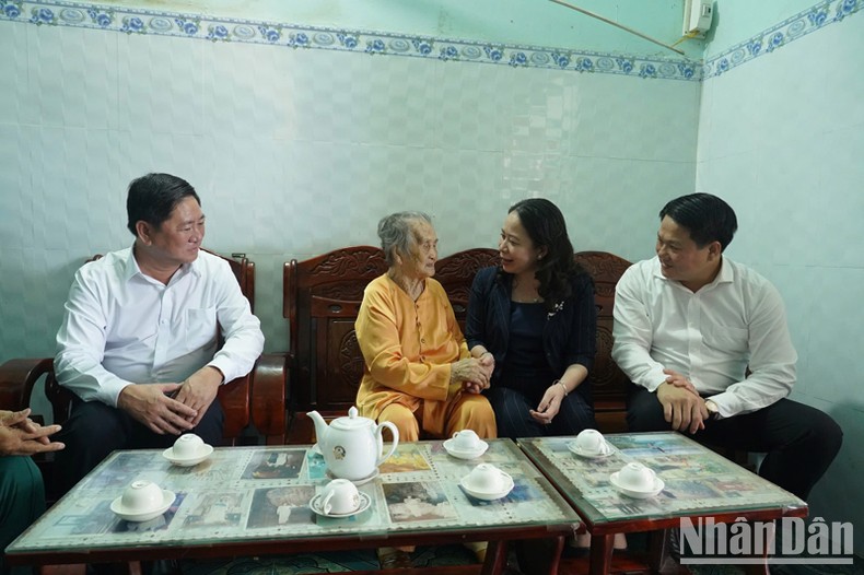 Phó Chủ tịch nước Võ Thị Ánh Xuân cùng lãnh đạo tỉnh Ninh Thuận và huyện Thuận Nam thăm, chúc mừng sức khỏe Mẹ Việt Nam Anh hùng Lê Thị Hự, xã Cà Ná, huyện Thuận Nam, tỉnh Ninh Thuận. (Ảnh: NGUYỄN TRUNG)