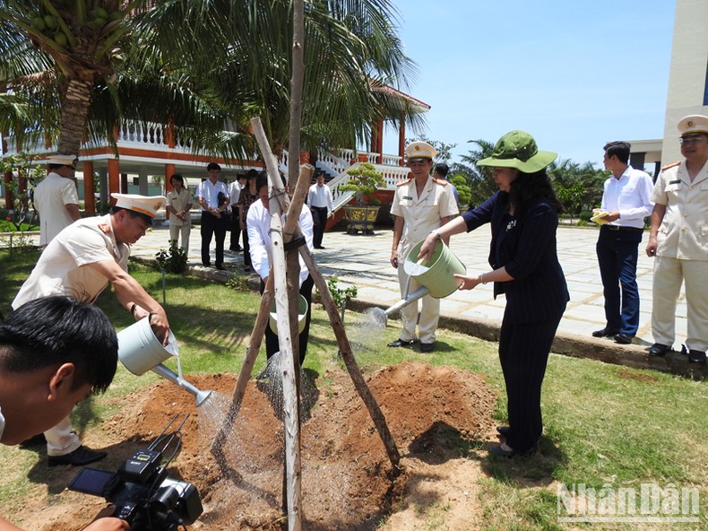 Phó Chủ tịch nước Võ Thị Ánh Xuân cùng lãnh đạo tỉnh Ninh Thuận và cán bộ, chiến sĩ Công an tỉnh Ninh Thuận trồng cây lưu niệm trong khuôn viên trụ sở Công an tỉnh Ninh Thuận. ( Ảnh: NGUYỄN TRUNG)