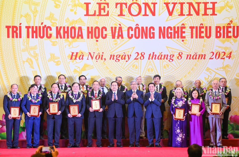 Chủ tịch Quốc hội Trần Thanh Mẫn và Tổng Thư ký Quốc hội, Chủ nhiệm Văn phòng Quốc hội Bùi Văn Cường trao biểu trưng và tặng hoa cho các trí thức khoa học và công nghệ tiêu biểu năm 2024. (Ảnh: DUY LINH)