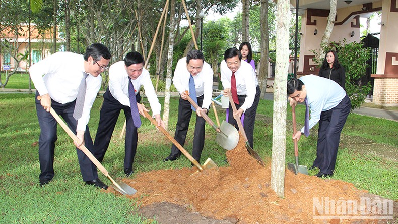 Chủ tịch Quốc hội Trần Thanh Mẫn trồng cây lưu niệm tại Khu lưu niệm Chủ tịch Hội đồng Bộ trưởng Phạm Hùng.