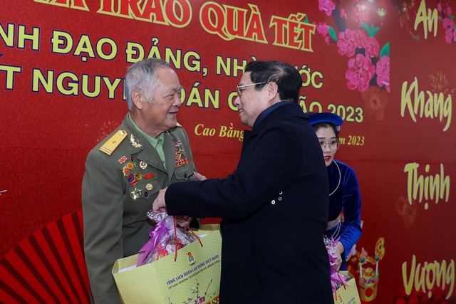 Thủ tướng thăm, chúc Tết mẹ Việt Nam anh hùng, đồng bào, chiến sĩ tại vùng biên giới Cao Bằng - Ảnh 3.