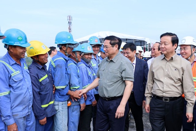 Thủ tướng đôn đốc các dự án cao tốc ĐBSCL, lần thứ 3 thị sát công trường cầu Mỹ Thuận 2 - Ảnh 1.