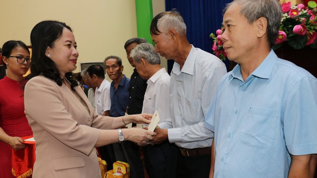 Phó Chủ tịch nước Võ Thị Ánh Xuân thăm, tặng quà đối tượng chính sách tỉnh Bình Dương - Ảnh 1.