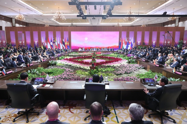 Thủ tướng dự Hội nghị Cấp cao Đông Á: Đề xuất 3 nhóm giải pháp trọng tâm - Ảnh 2.