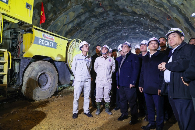 Thủ tướng kiểm tra dự án cao tốc Diễn Châu-Bãi Vọt, thị sát thi công hầm Thần Vũ - Ảnh 7.