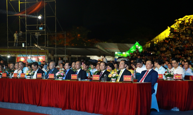 Kỷ niệm 1055 năm Nhà nước Đại Cồ Việt, khai mạc Lễ hội Hoa Lư 2023 - Ảnh 1.