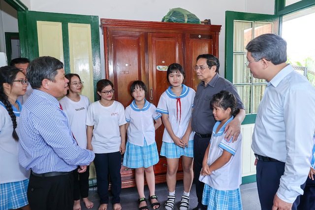 Thủ tướng thăm Làng trẻ em SOS Nha Trang và các em mồ côi do đại dịch COVID-19 - Ảnh 6.
