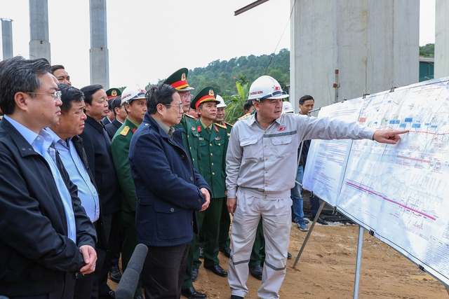 Thủ tướng kiểm tra dự án cao tốc Diễn Châu-Bãi Vọt, thị sát thi công hầm Thần Vũ - Ảnh 3.