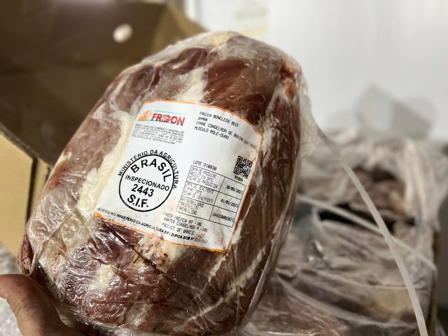 Hà Nội: Tiêu hủy hơn 20 tấn thịt bò đông lạnh không rõ nguồn gốc - Ảnh 2.