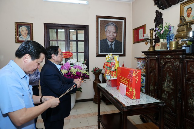 Thủ tướng Phạm Minh Chính dâng hương tưởng nhớ các đồng chí cố Thủ tướng Chính phủ - Ảnh 1.