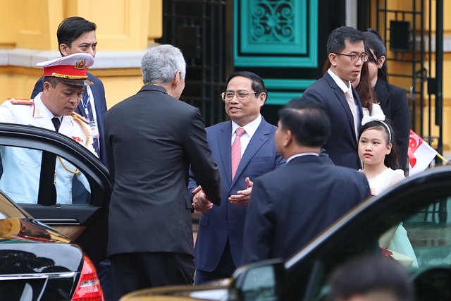 Thủ tướng Phạm Minh Chính chủ trì lễ đón Thủ tướng Singapore Lý Hiển Long - Ảnh 1.