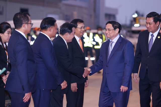 Thủ tướng tới Thủ đô Vientiane (Lào) dự Hội nghị cấp cao Ủy hội sông Mekong quốc tế  - Ảnh 3.