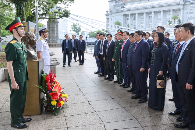 Thủ tướng dâng hoa tại tượng đài Chủ tịch Hồ Chí Minh ở Bảo tàng Văn minh châu Á - Ảnh 1.
