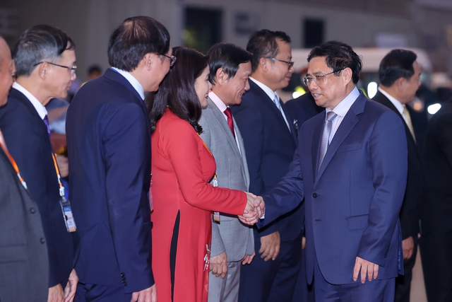 Thủ tướng tới Thủ đô Vientiane (Lào) dự Hội nghị cấp cao Ủy hội sông Mekong quốc tế  - Ảnh 4.