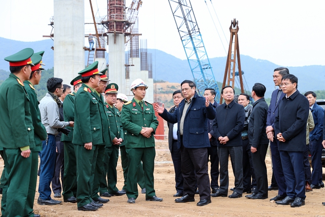 Thủ tướng kiểm tra dự án cao tốc Diễn Châu-Bãi Vọt, thị sát thi công hầm Thần Vũ - Ảnh 1.