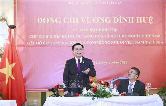 Chủ tịch Quốc hội gặp mặt đại diện cộng đồng người Việt Nam tại Cuba - Ảnh 2.