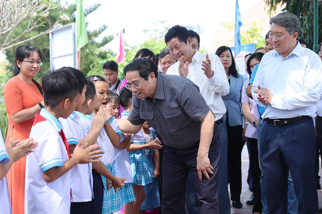 Thủ tướng thăm Làng trẻ em SOS Nha Trang và các em mồ côi do đại dịch COVID-19 - Ảnh 1.