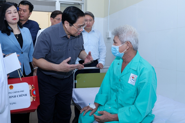 Thủ tướng khảo sát thực tế việc bảo đảm thuốc, vật tư y tế cho bệnh nhân - Ảnh 3.