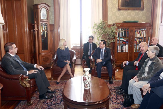 Chủ tịch Quốc hội Vương Đình Huệ hội đàm với Chủ tịch Thượng viện và Hạ viện Uruguay - Ảnh 2.