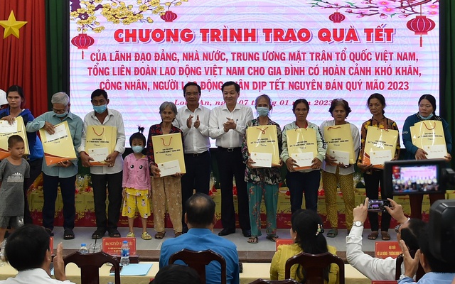 Phó Thủ tướng Lê Minh Khái chúc tết gia đình chính sách, người lao động tỉnh Long An - Ảnh 7.