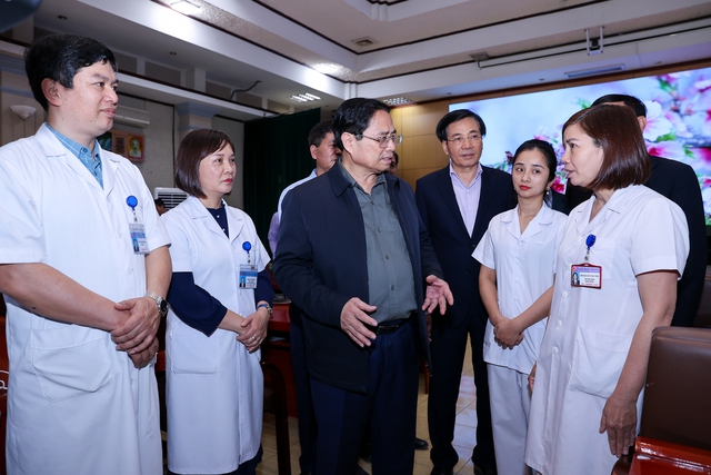 Thủ tướng kiểm tra đột xuất việc bảo đảm thuốc ở bệnh viện - Ảnh 2.
