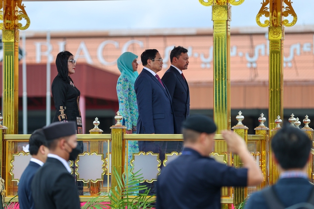 Thủ tướng Phạm Minh Chính bắt đầu chuyến thăm chính thức Brunei Darussalam - Ảnh 6.