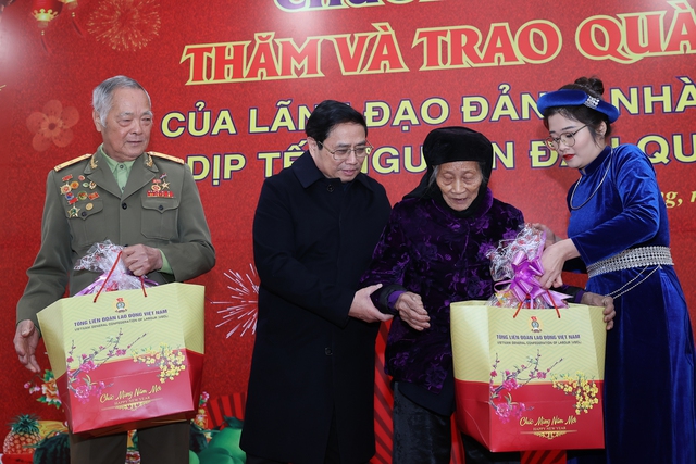 Thủ tướng thăm, chúc Tết mẹ Việt Nam anh hùng, đồng bào, chiến sĩ tại vùng biên giới Cao Bằng - Ảnh 4.