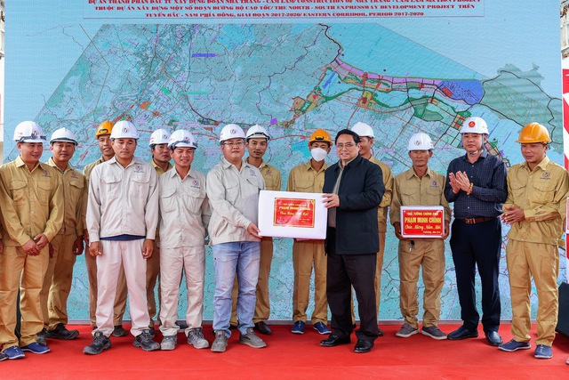 Thủ tướng biểu dương cao tốc Nha Trang – Cam Lâm vượt tiến độ 3 tháng - Ảnh 5.