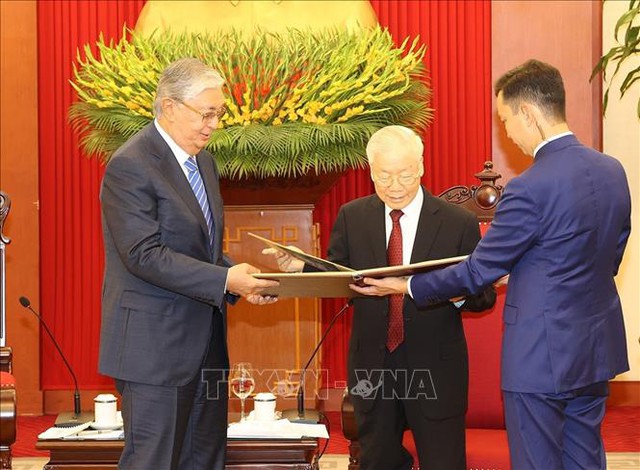 Tổng Bí thư Nguyễn Phú Trọng tiếp Tổng thống Kazakhstan - Ảnh 1.