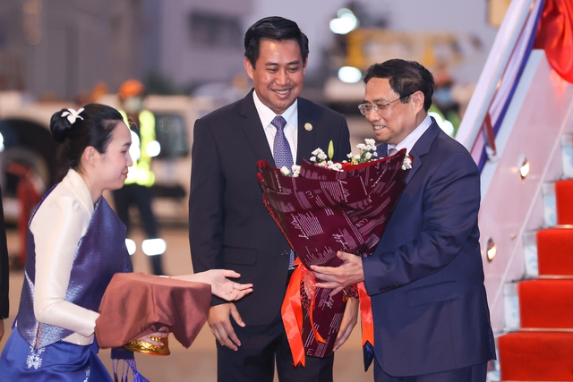 Thủ tướng tới Thủ đô Vientiane (Lào) dự Hội nghị cấp cao Ủy hội sông Mekong quốc tế  - Ảnh 2.