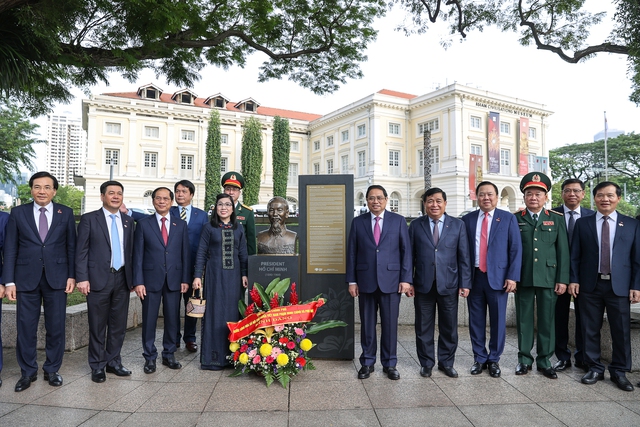 Thủ tướng dâng hoa tại tượng đài Chủ tịch Hồ Chí Minh ở Bảo tàng Văn minh châu Á - Ảnh 2.