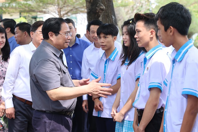 Thủ tướng thăm Làng trẻ em SOS Nha Trang và các em mồ côi do đại dịch COVID-19 - Ảnh 2.