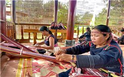 Gia Lai: Truyền dạy nghề dệt thổ cẩm, chỉnh chiêng Ba Na