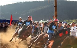 Ngày hội vó ngựa trên non cao Pu Ta Leng